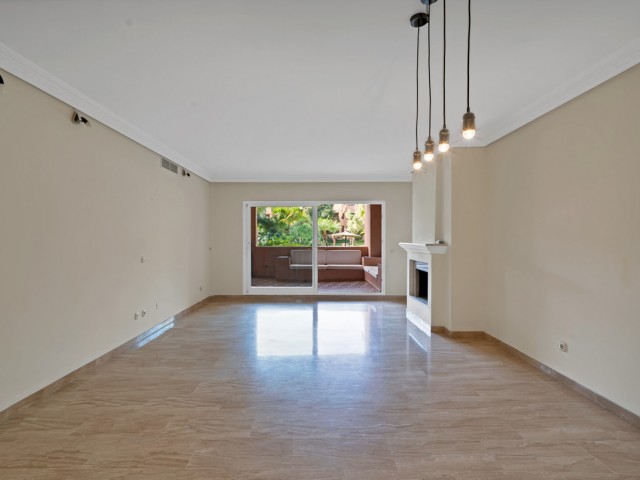 2 Bedrooms Apartment in Guadalmina Baja