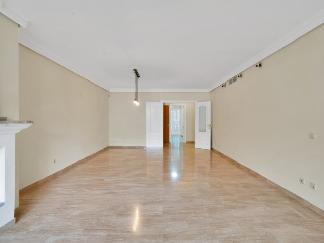 2 Bedrooms Apartment in Guadalmina Baja