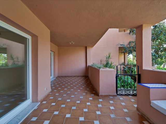 2 Bedrooms Apartment in Guadalmina Baja