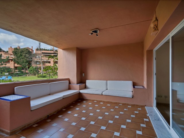 2 Bedrooms Apartment in Guadalmina Baja