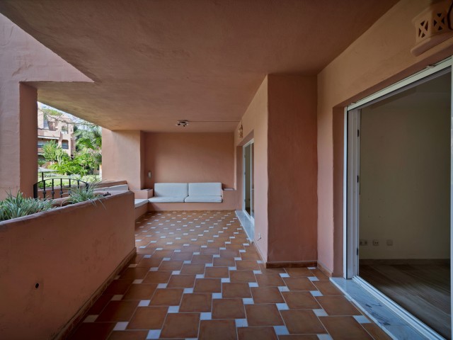 2 Bedrooms Apartment in Guadalmina Baja