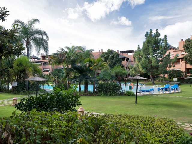 2 Bedrooms Apartment in Guadalmina Baja