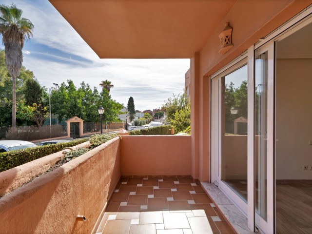 2 Bedrooms Apartment in Guadalmina Baja