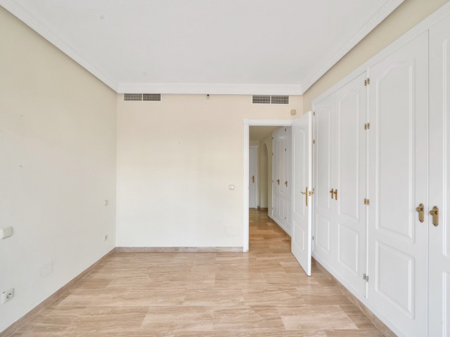 2 Bedrooms Apartment in Guadalmina Baja