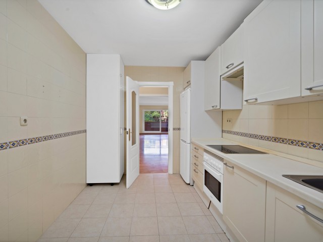 2 Bedrooms Apartment in Guadalmina Baja