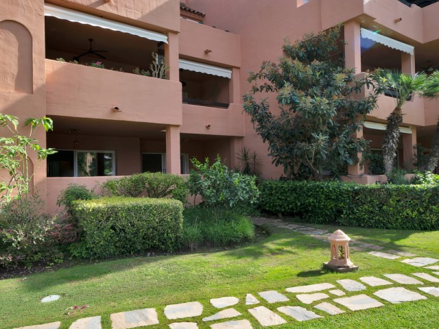 Apartamento con 2 Dormitorios  en Guadalmina Baja