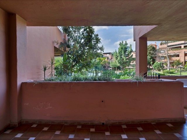 Apartamento con 2 Dormitorios  en Guadalmina Baja