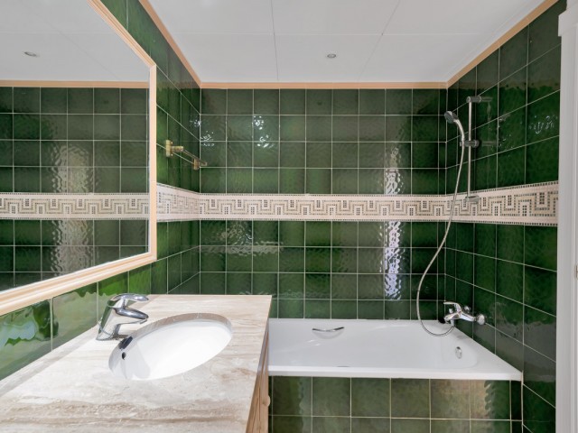 Apartamento con 2 Dormitorios  en Guadalmina Baja