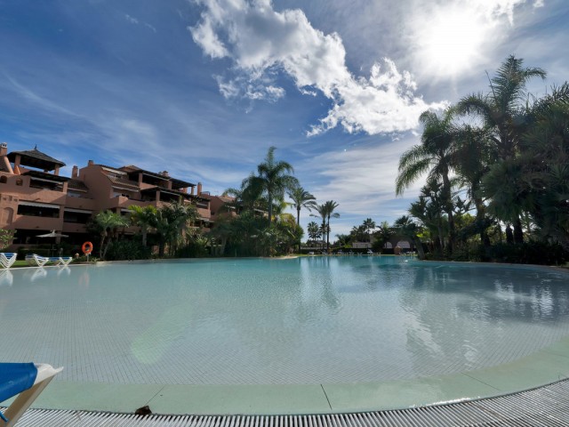 Apartamento con 2 Dormitorios  en Guadalmina Baja