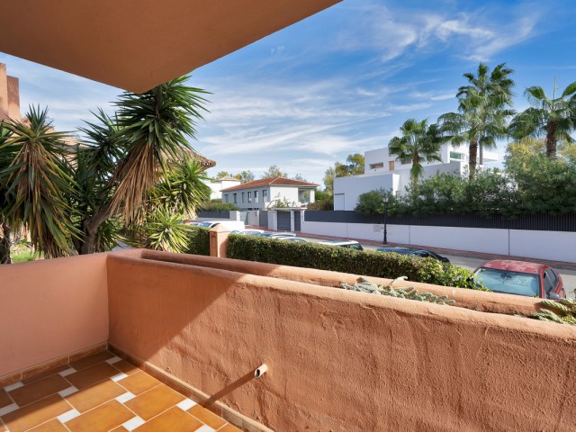 Apartamento con 2 Dormitorios  en Guadalmina Baja