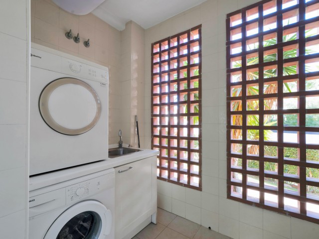 Apartamento con 2 Dormitorios  en Guadalmina Baja