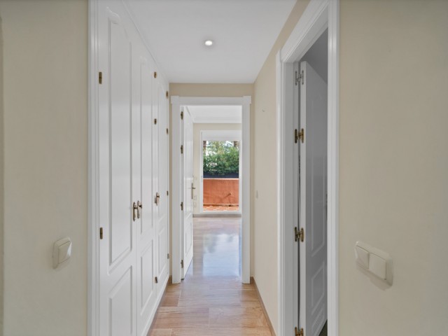 2 Bedrooms Apartment in Guadalmina Baja