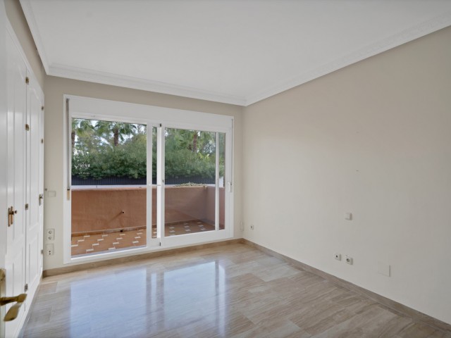 2 Bedrooms Apartment in Guadalmina Baja