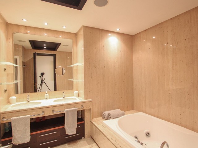 Apartamento con 2 Dormitorios  en Puerto Banús