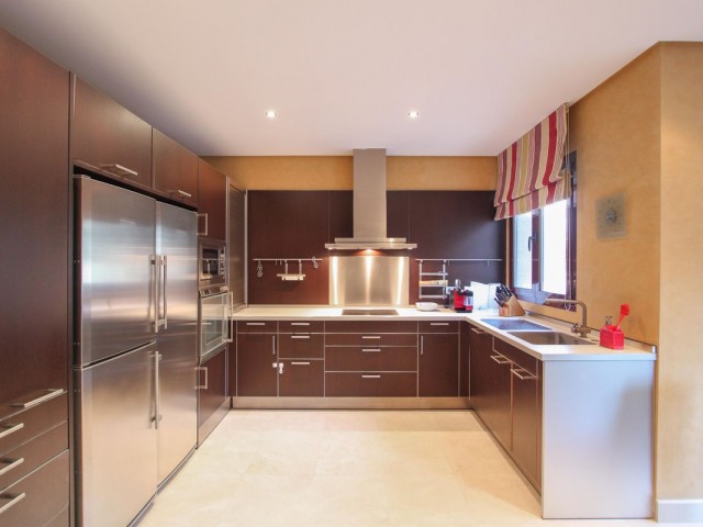 Apartamento con 2 Dormitorios  en Puerto Banús