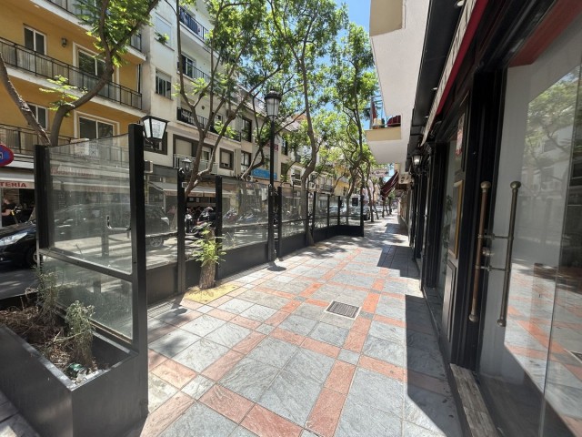 Commercial avec 2 Chambres  à Málaga