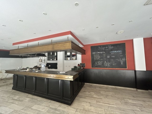 Commercial avec 2 Chambres  à Málaga