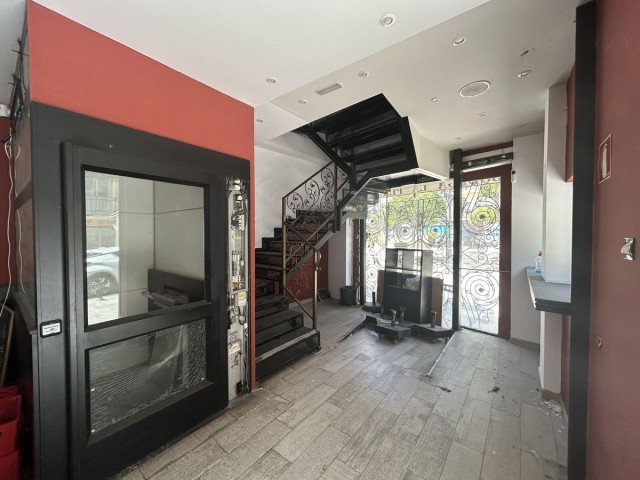 Commercial avec 2 Chambres  à Málaga