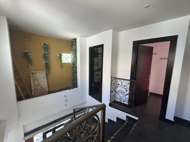 Commercial avec 2 Chambres  à Málaga