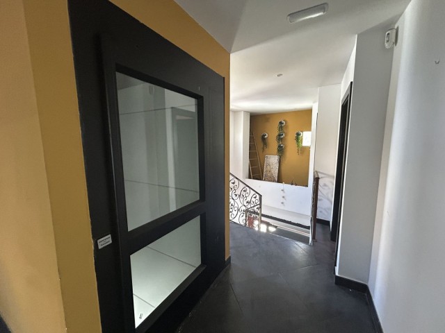 Commercial avec 2 Chambres  à Málaga