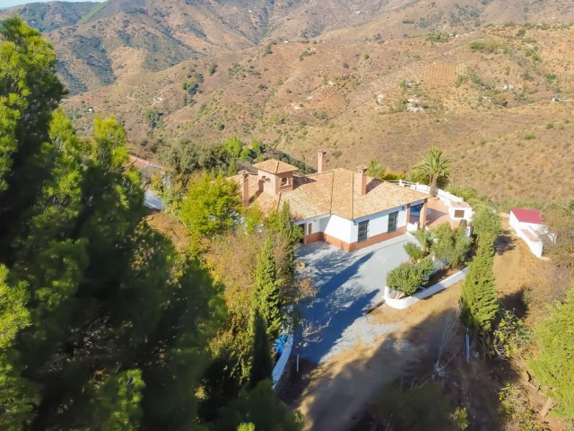Villa con 6 Dormitorios  en Montes de Málaga