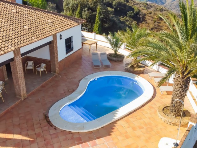 Villa con 6 Dormitorios  en Montes de Málaga