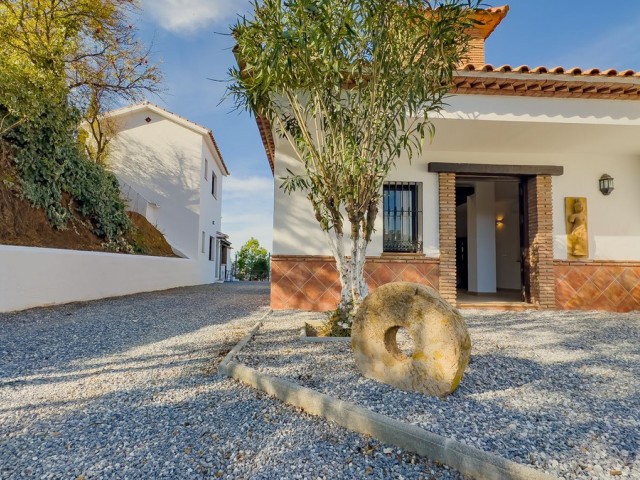 Villa con 6 Dormitorios  en Montes de Málaga