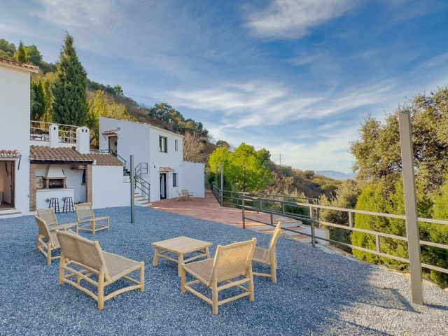 Villa con 6 Dormitorios  en Montes de Málaga