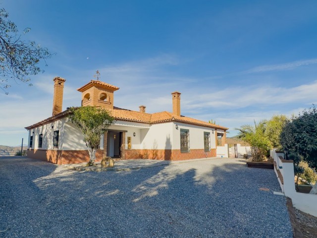 Villa con 6 Dormitorios  en Montes de Málaga