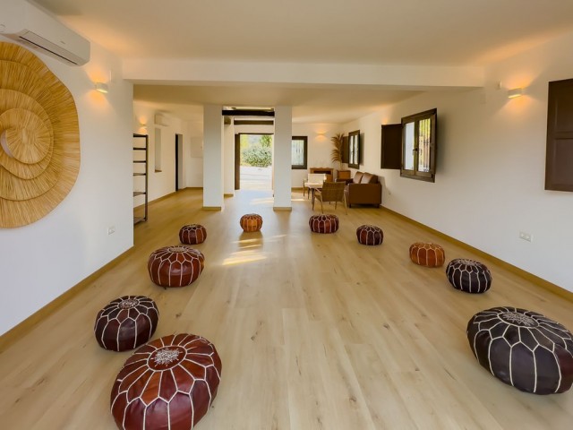 Villa con 6 Dormitorios  en Montes de Málaga