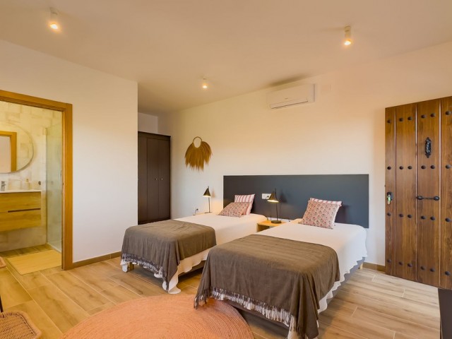 Villa con 6 Dormitorios  en Montes de Málaga