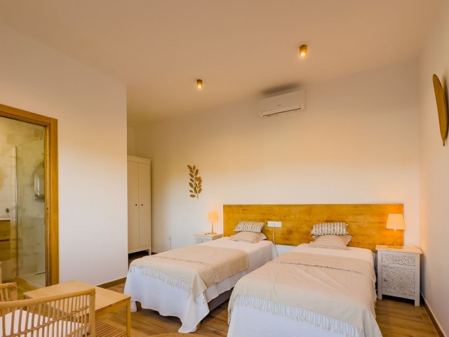 Villa con 6 Dormitorios  en Montes de Málaga