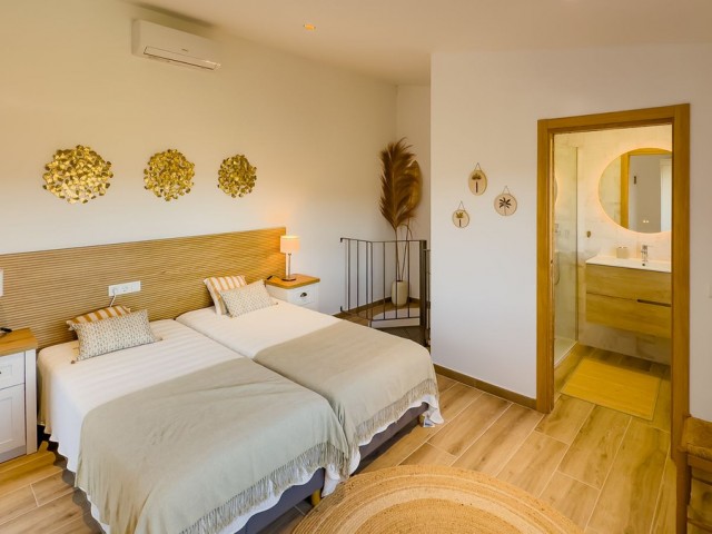 Villa con 6 Dormitorios  en Montes de Málaga