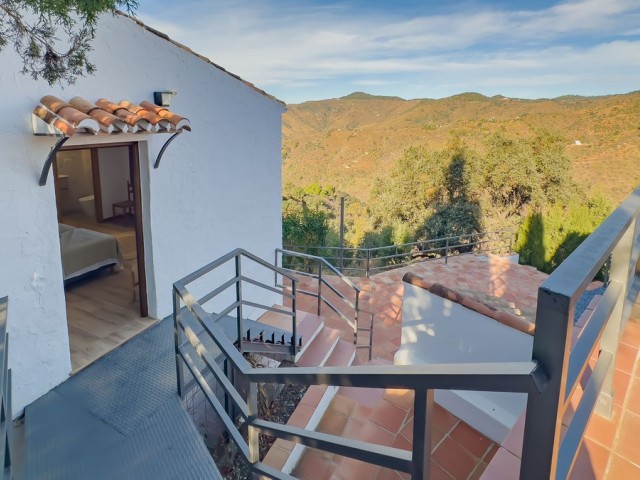 Villa con 6 Dormitorios  en Montes de Málaga
