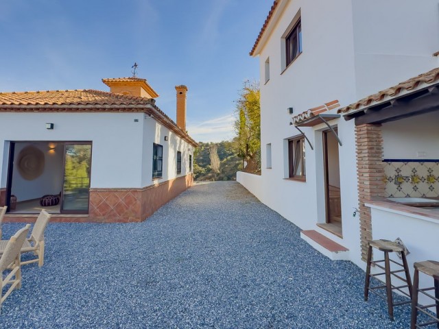 Villa con 6 Dormitorios  en Montes de Málaga