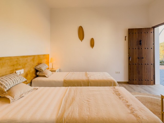 Villa con 6 Dormitorios  en Montes de Málaga