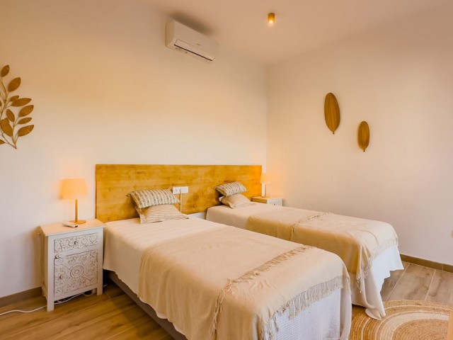 Villa con 6 Dormitorios  en Montes de Málaga