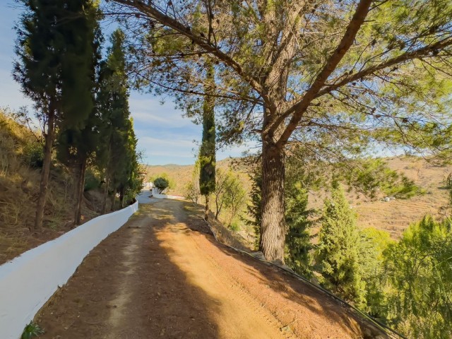 Villa con 6 Dormitorios  en Montes de Málaga