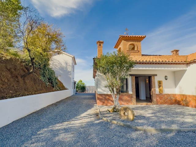 Villa con 6 Dormitorios  en Montes de Málaga
