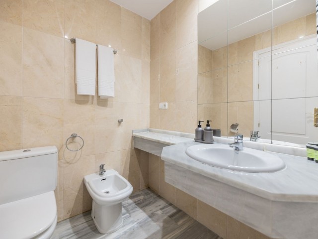 Apartamento con 3 Dormitorios  en Guadalmina Baja