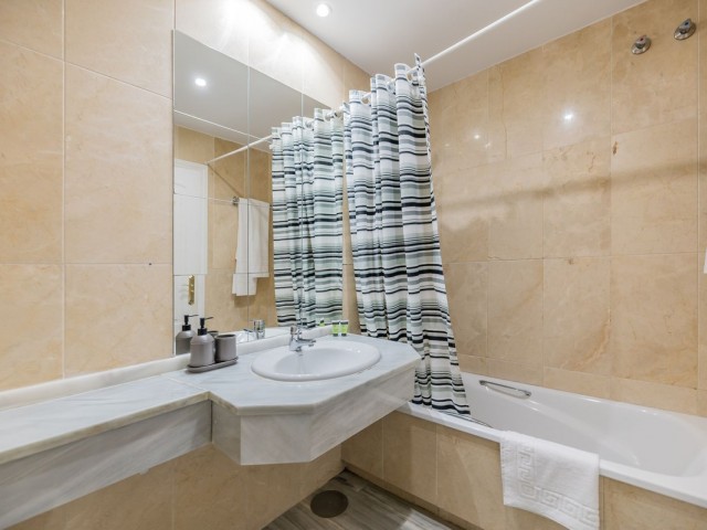 Apartamento con 3 Dormitorios  en Guadalmina Baja