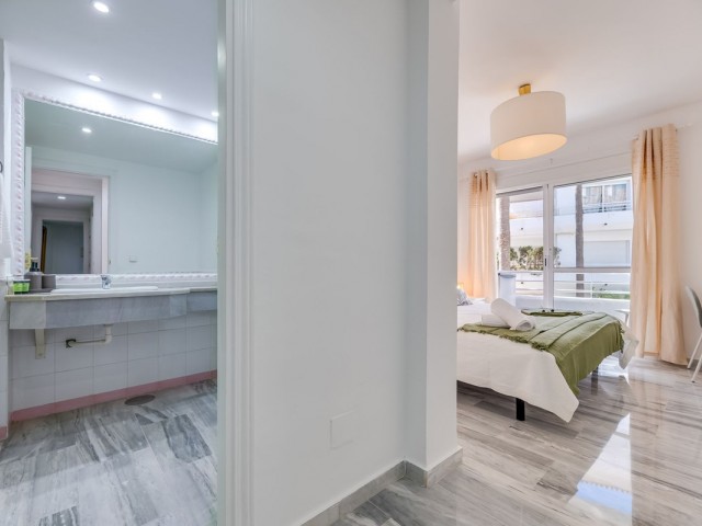 Apartamento con 3 Dormitorios  en Guadalmina Baja