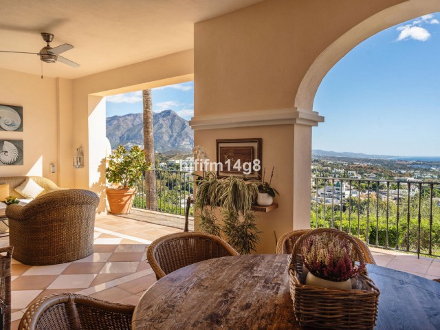 2 Bedrooms Apartment in Benahavís