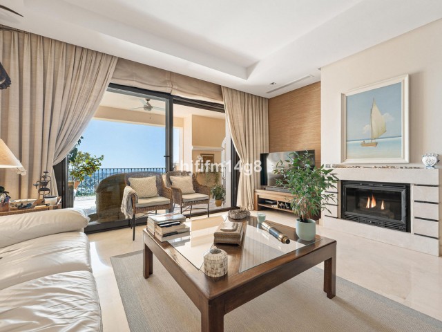 2 Bedrooms Apartment in Benahavís