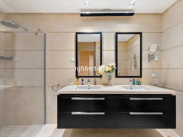 2 Bedrooms Apartment in Benahavís