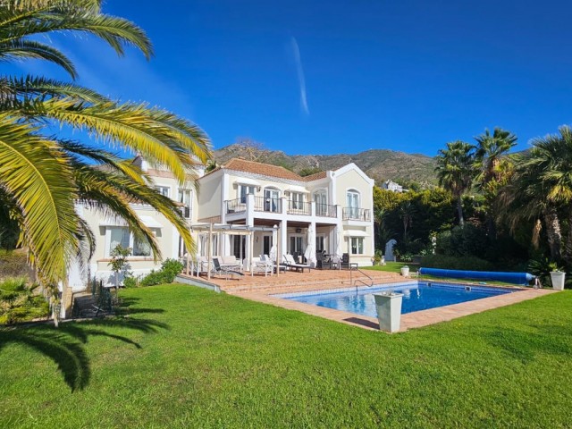 4 Bedrooms Villa in Mijas