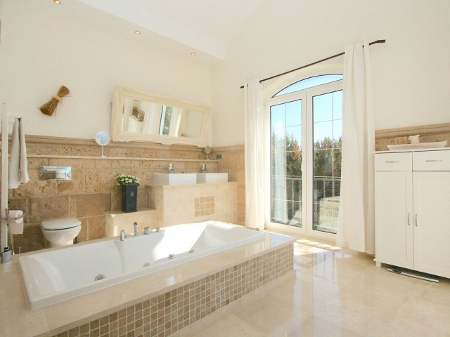 4 Bedrooms Villa in Mijas