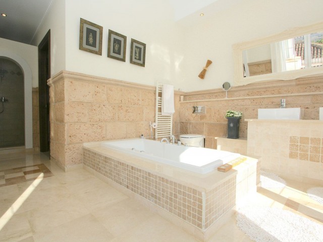 4 Bedrooms Villa in Mijas