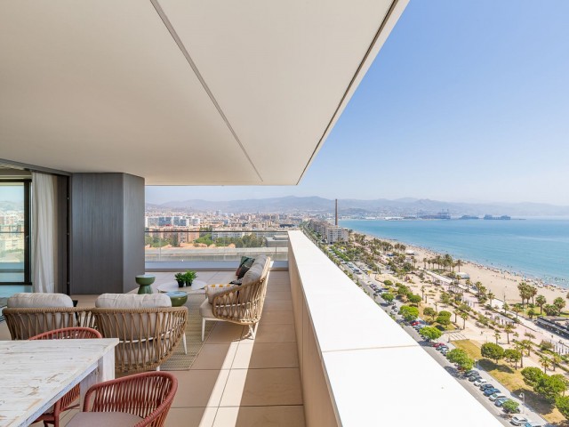 Apartamento con 4 Dormitorios  en Málaga Centro