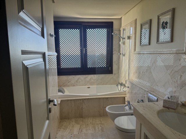 Appartement avec 3 Chambres  à Estepona